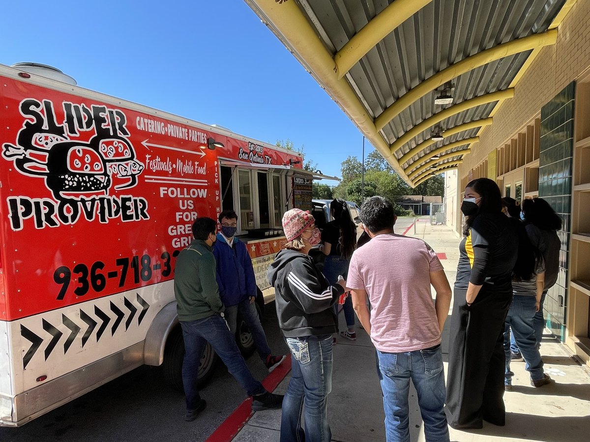 genevie79cr's tweet photo. Today’s lunch from @ProviderSlider did not disappoint! Thank you to #TCIS for 2 days of professional learning, collaborative planning time, and delicious meals for lunch!! The #CowboyfromHell is a must try! @ajuarezep21 @melissamcova https://t.co/TuqTYwfR6V