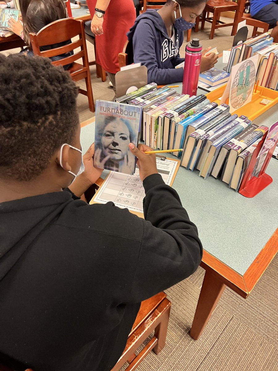 BSMSLibrary's tweet image. Book speed dating was a success! Ty Mrs. Mayott’s Ss for doing a great job today! #dreamleadachieve @BayShoreMSLrnrs @BayShoreSchools @ChrisKauter