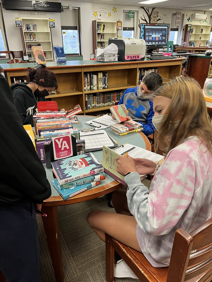 BSMSLibrary's tweet image. Book speed dating was a success! Ty Mrs. Mayott’s Ss for doing a great job today! #dreamleadachieve @BayShoreMSLrnrs @BayShoreSchools @ChrisKauter