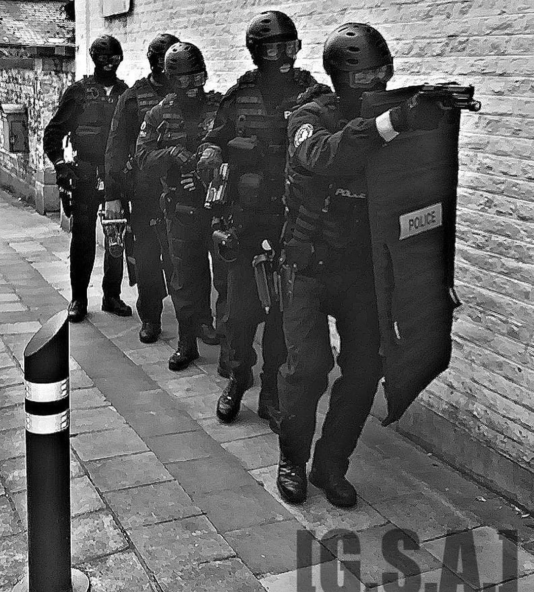 Patriot3Inc's tweet photo. Charleroi #Police Special Assistance Unit, Groupe de Sécurisation et d’Appui (GSA), train with their #FlexShield personal ballistic blanket.
The Flex Shield is ballistic/frag rated and designed to deploy in seconds. The #ballisticshield rolls up for easy transport and storage. https://t.co/aGZ3IeRvcM