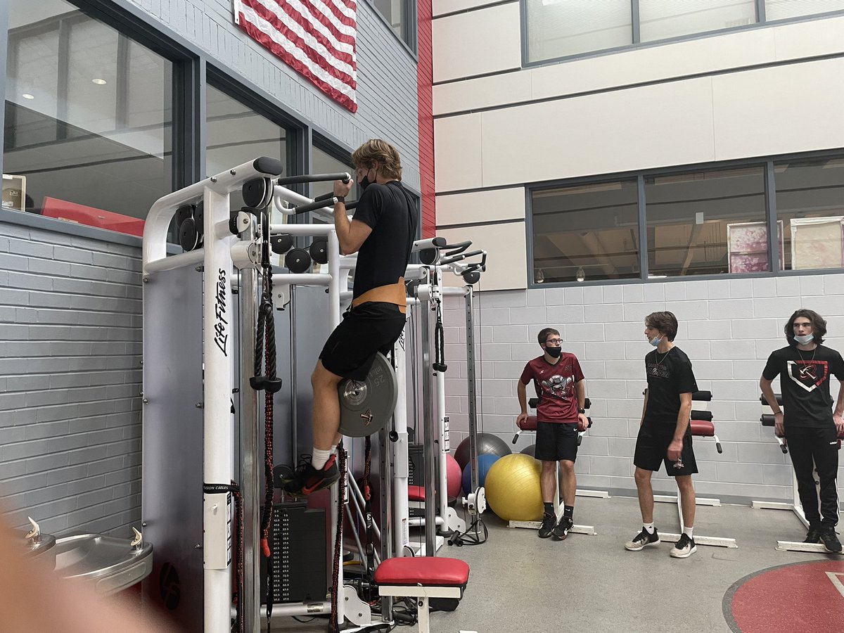 bbchs_baseball's tweet photo. Baseball guys have been getting after it in the weight room! MWF JV/Varsity, T/Th-fresh. Every day is a chance to earn a position. #outworkyourcompetition https://t.co/oIcWHgpWCe