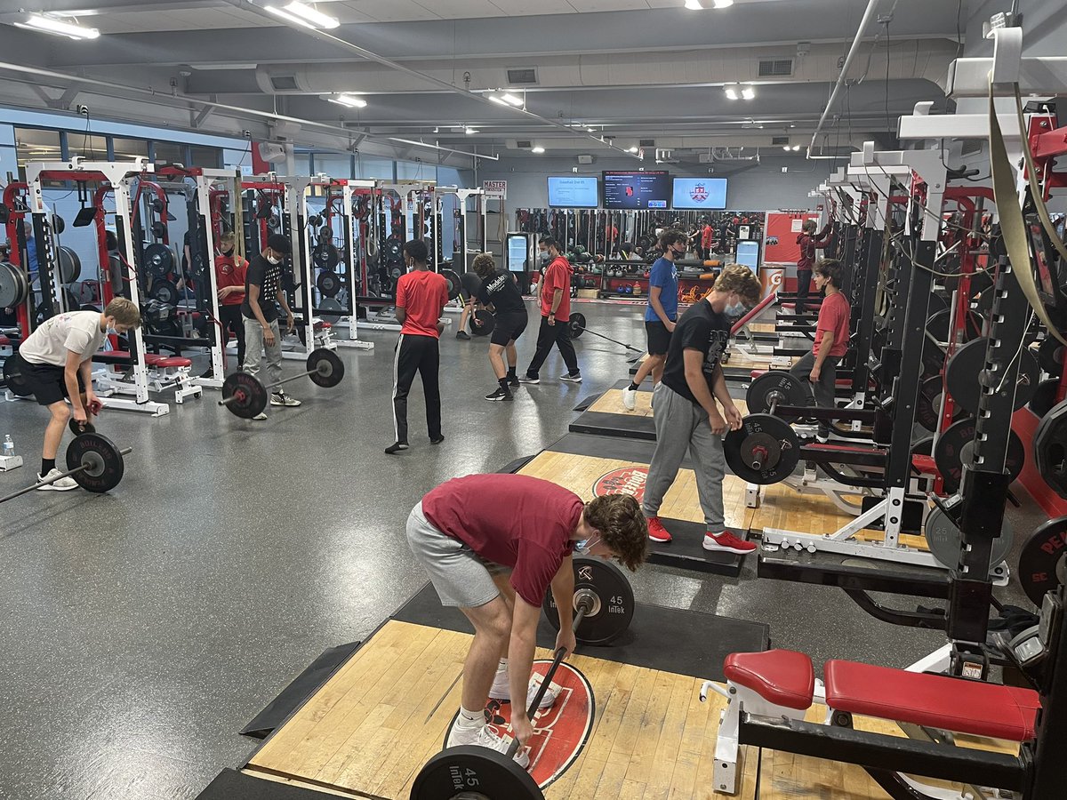 bbchs_baseball's tweet photo. Baseball guys have been getting after it in the weight room! MWF JV/Varsity, T/Th-fresh. Every day is a chance to earn a position. #outworkyourcompetition https://t.co/oIcWHgpWCe