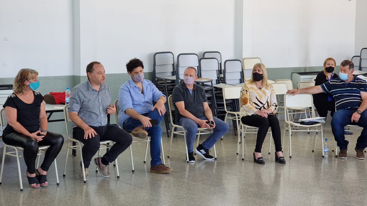 DTE_BA's tweet photo. En #Loberia, el Director de @DTE_BA, @ThistedIvan, y el equipo de @DTE_Region20 mantuvieron un encuentro con inspectores y jefes distritales para interiorizarse sobre las lineas de trabajo de la dirección. Luego, en la EP 6, dialogaron sobre el Programa de Medios Escolares https://t.co/vqK8dYyAzI