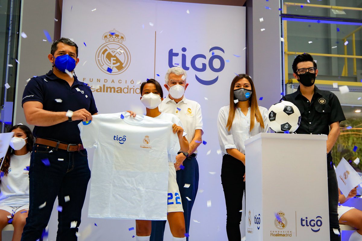 Innovacion_SV's tweet photo. Hoy, nuestro Subsecretario @FabrizioMena_ asistió a la firma de Alianza Estratégica entre @TigoElSalvador y @Fun_Realmadrid que beneficiará a jóvenes de los proyectos sociodeportivos con la facilitación de talleres para el uso adecuado de la tecnología y otras herramientas. https://t.co/xzZBUK4uXL