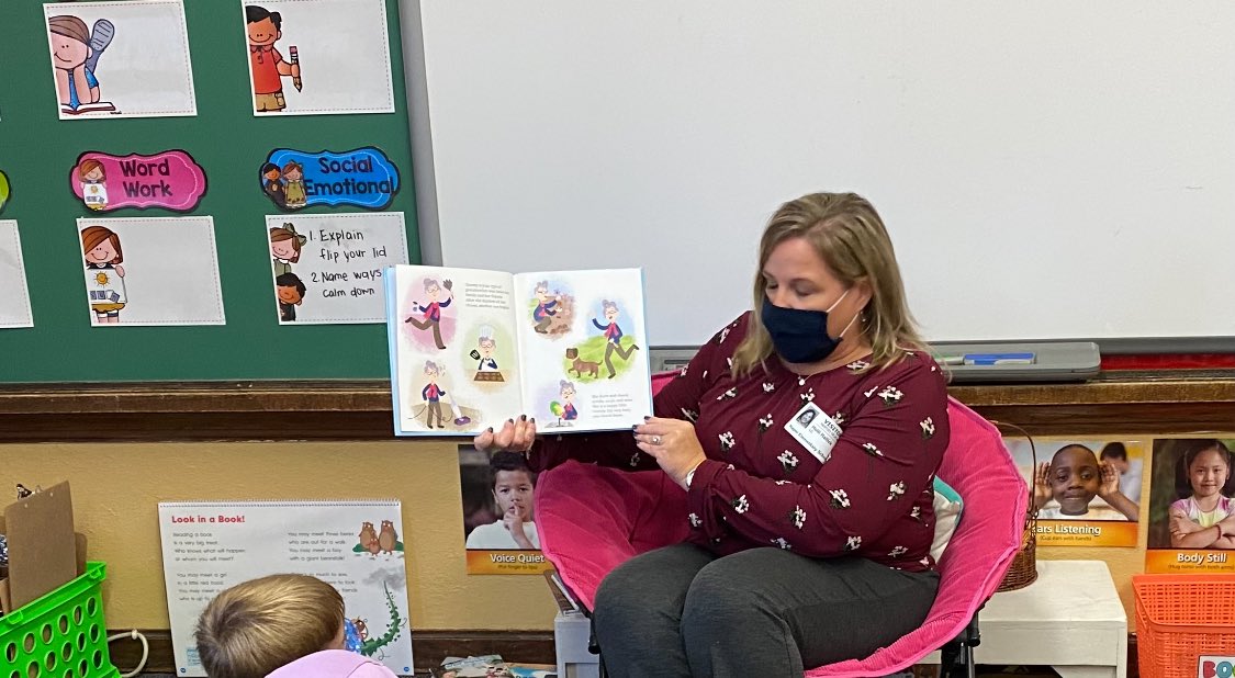 memadzinski's tweet image. It's great when a former Naper student becomes an author/even better when that author comes back to Naper to read to students! Thank you to Holli Hallick and her wonderful book #Granny'sOnTheRun! Our students loved it...you should check it out today!