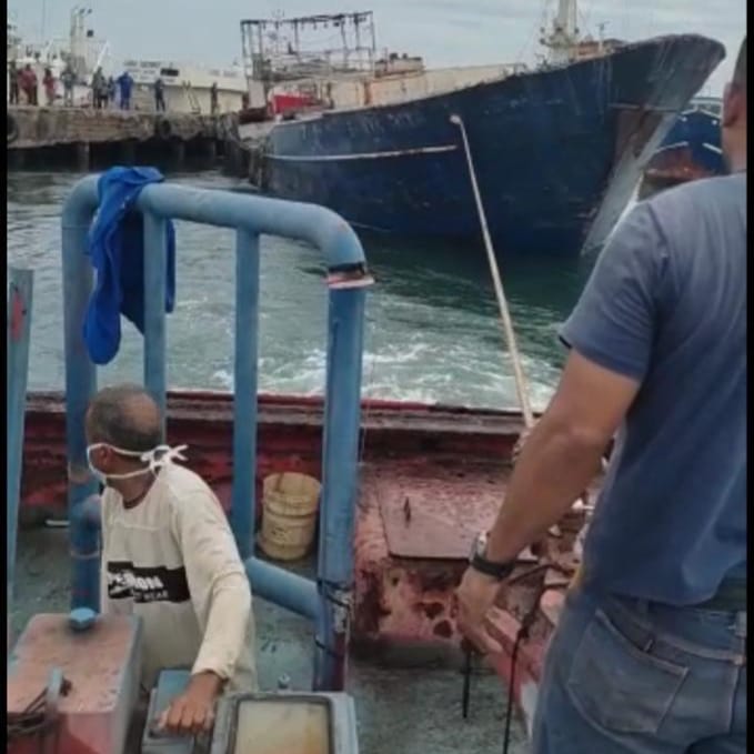 PescalbaOficial's tweet photo. #Pescalba, ente del @Minpescave2, ejecuta acciones para cumplir sus metas, como el hundimiento controlado de embarcaciones en su muelle, lo cual se realiza cumpliendo los protocolos marítimos.

Comunicado Oficial👉https://t.co/NRnn0R5NUb

#VenezuelaComePescado
#VenezuelaSeVacuna https://t.co/JcskSVRaTm