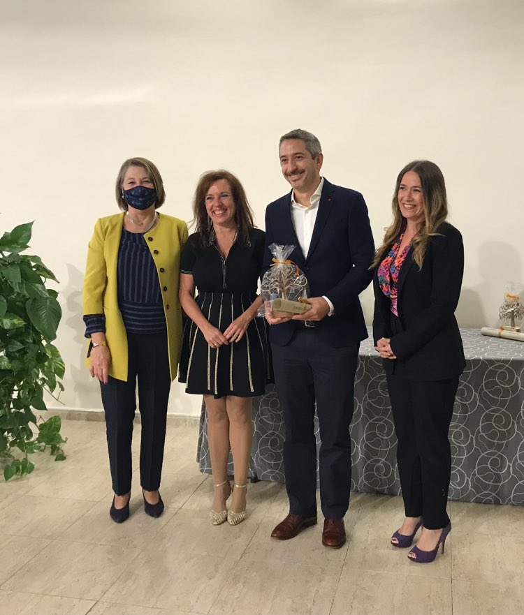AliCatalanGome1's tweet photo. Enhorabuena 👏🏼👏🏼👏🏼@imagnmontessori #Paterna @ZubiLabs 👉🏼Recibiendo el Premio 🥇 en la Modalidad de Educación en Sostenibilidad #Obset https://t.co/O2aN2pR894