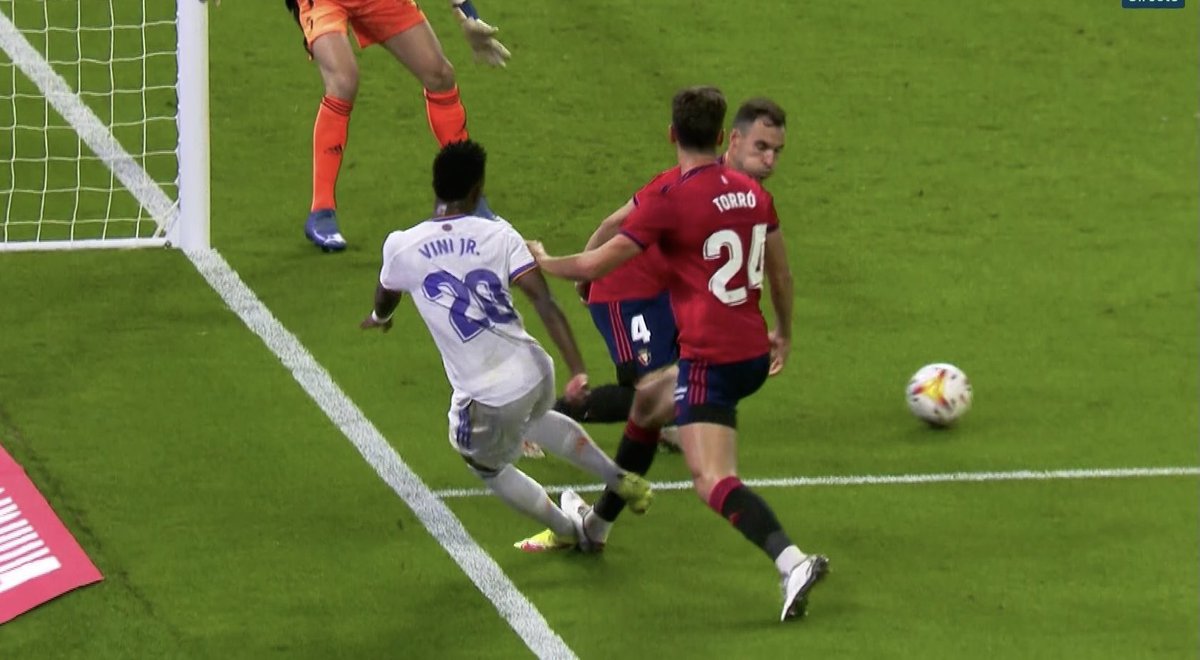 cavernitatv's tweet photo. Agradecimiento infinito con los señores de la Zona de Borrachos @Zona_Blaugrana por enviarme esta imagen de un error clamoroso del VAR en el Real Madrid-Osasuna. Síganlos para ver la verdad del fútbol y ya déjate de telediarios https://t.co/OcjGKqJ6Ba