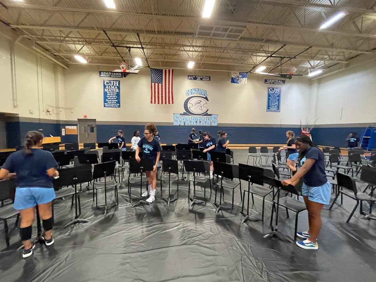 centraljhband's tweet photo. Find yourself a school where the athletes help the band set-up for the concert. Thanks Volleyball! @KatinaRhodesCJH https://t.co/eWFo3C6ek2