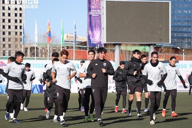 DAgee217's tweet photo. Thailand U23 won the prize before the match against Laos
If they win against U23 Laos, teachers and coaches Worrawoot Srimaka will be rewarded with 1 million baht.
U23 Thailand practice before the confrontation U23 Laos. https://t.co/dBg0ttadRC