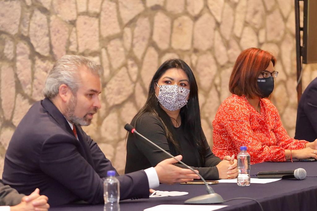BrendaFragaMich's tweet photo. Hoy en compañía de nuestro gobernador @ARBedolla realizamos el primer encuentro de regidores titulares de la comisión de asuntos migratorios. Desde los municipios vamos a coordinar mucho trabajo en pro de nuestros migrantes.
#BrendaFraga #HonestidadyTrabajo https://t.co/VZYTrsLsux