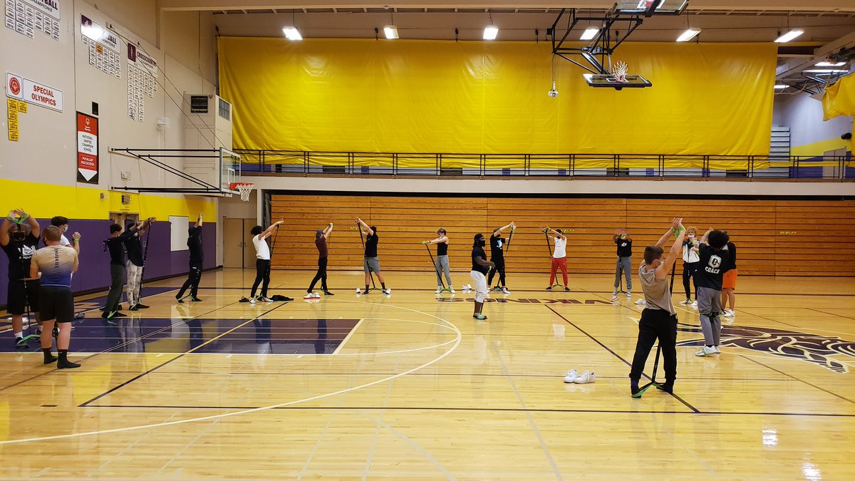 PuyallupViksFB's tweet photo. @GETYOURMONEYFIT taking our guys through a movement, mobility, stretch, and core routine! #GetYourMoney #Bands #GoViks https://t.co/yV0Zq7tzZg