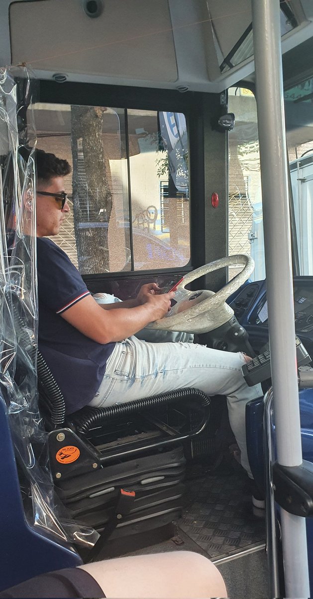 Así manejaba este CHOFER IRRESPONSABLE de la línea 110 int 61 durante 20 minutos que duró mi viaje. Un peligro al volante <a href="/gcba/">Buenos Aires Ciudad</a> <a href="/batransito/">batransito</a>. Al margen de que estaba sin barbijo. No lo importaba nada. TOMEN MEDIDAS. MANEJAR ASI ES UN ASESEINO AL VOLANTE!!!!!
