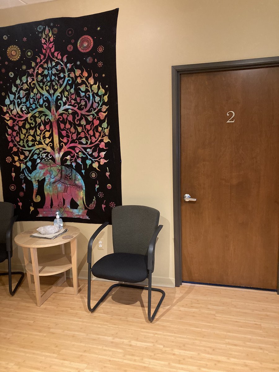AlecciaJoy's tweet photo. Almost moved into our new healing space!! It’s honor to share space in this healing community 🙏🏻 #healing #reiki #petreiki #wellnessjourney #selfcare #yinyoga #mindfulnessmeditationteacher https://t.co/tdWodrMpwF