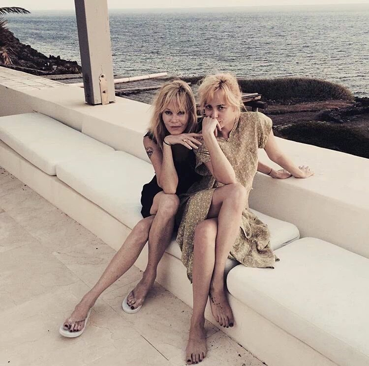 OCTOBER 27th, 2016: 'With my gorgeous girl Dakota 💜 Genetically predisposed to same body moves. #bodydoubles #motherdaughtertime 👄#gratefulmama #proudmama 💋'

📸 melaniegriffith IG 

#DakotaJohnson