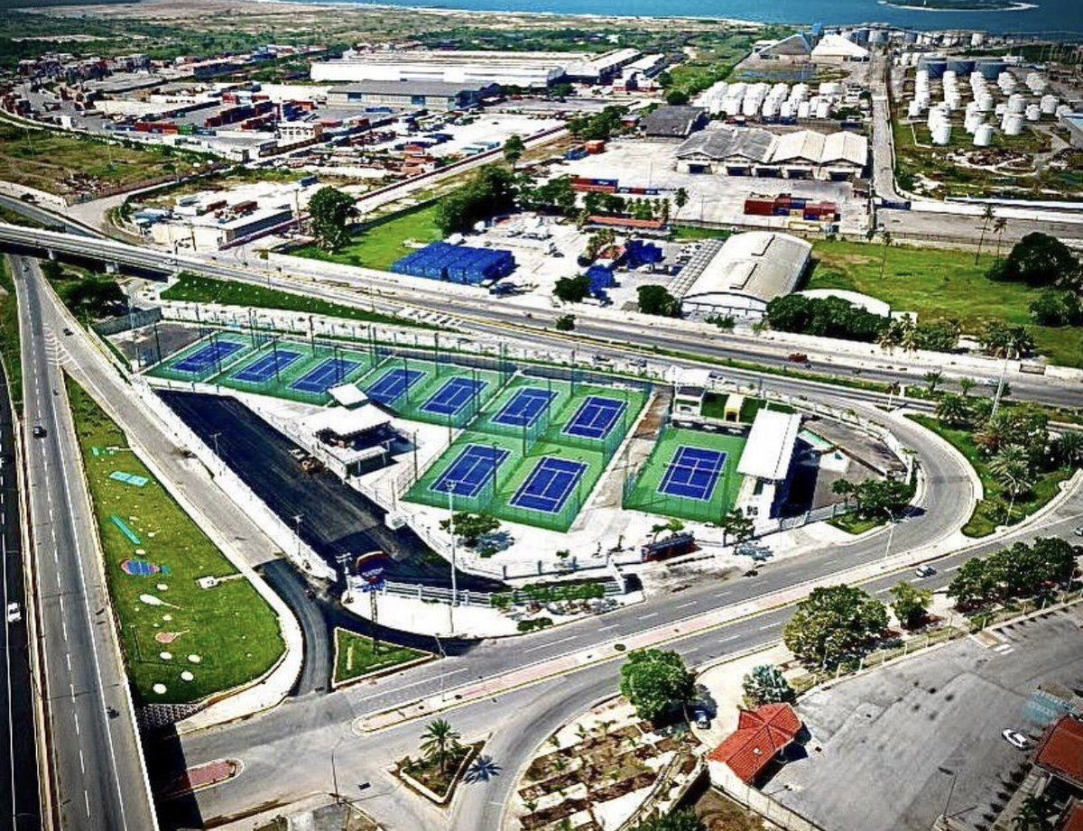 rafaellacava10's tweet photo. Estamos a punto de caramelo y se viene el Dracula Open en el Centro Nacional de Tenis 🎾. Aquí nadie se rinde. Q viva Carabobo 🦇🦇🦇 https://t.co/kemDac1wWr