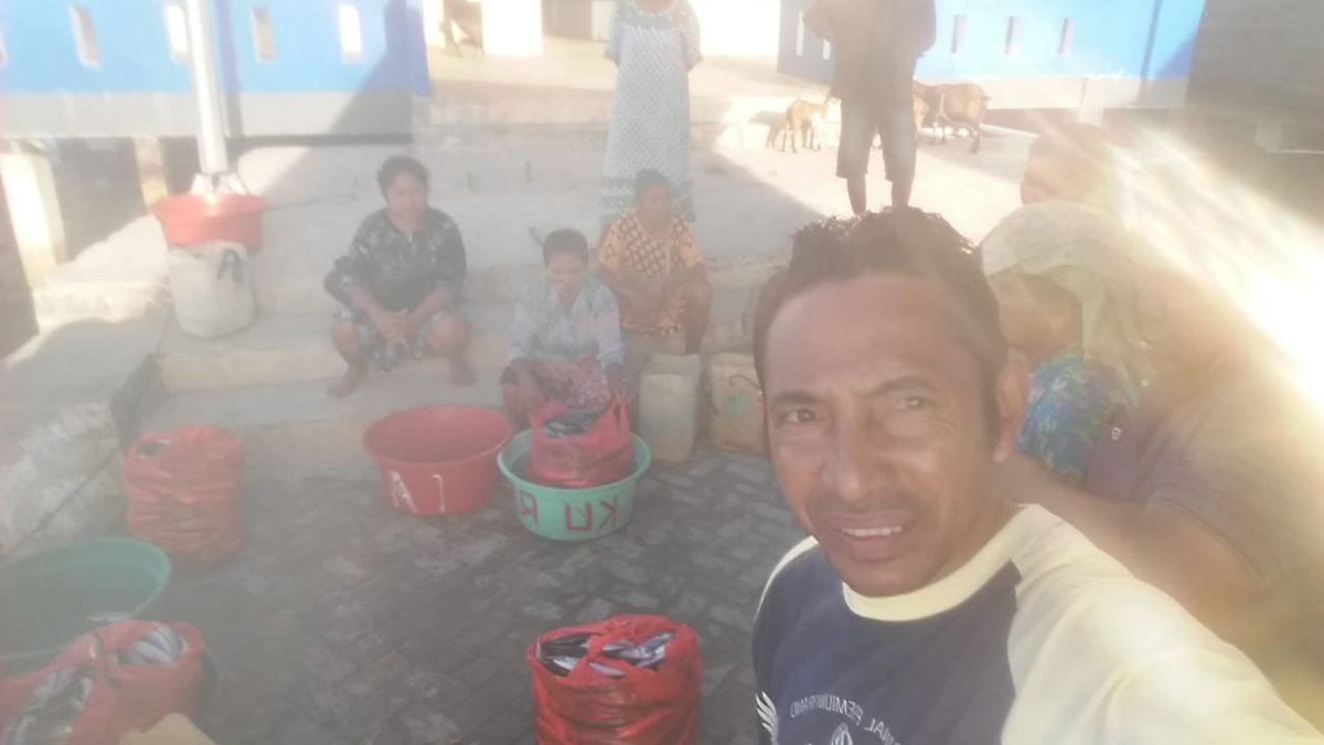 SLatu14's tweet photo. Kamis (28/10/21) 
Syaprudin Latuconsina,
Luhkan Kab.Maluku Tengah, melaporkan hasil tangkapan
KUB Daya Guna,
D.s.Pelauw, dengan alat Tangkap Purse Seine, ikan Layang 400 Kg
20.000/Kg.
#giatluhkansatminkalambon 
#luhlapor #pruduksi #tangkap @brsdm_kp @puslatluhkp @kkpgoid https://t.co/tdXShLq7aE