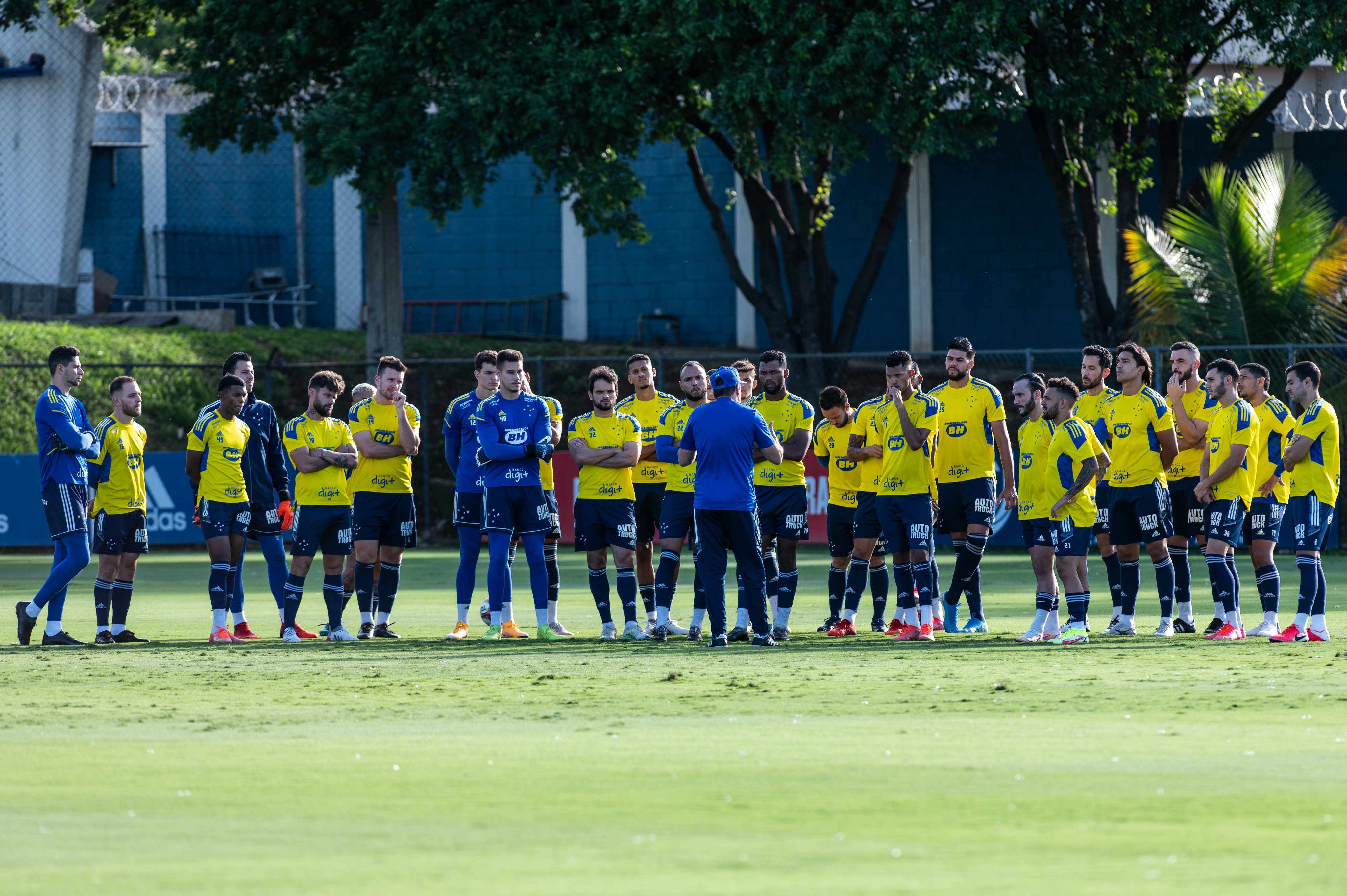 Luxemburgo conversa com sua equipe antes do duelo diante do Remo em BH. Foto: Bruno Haddad/Cruzeiro