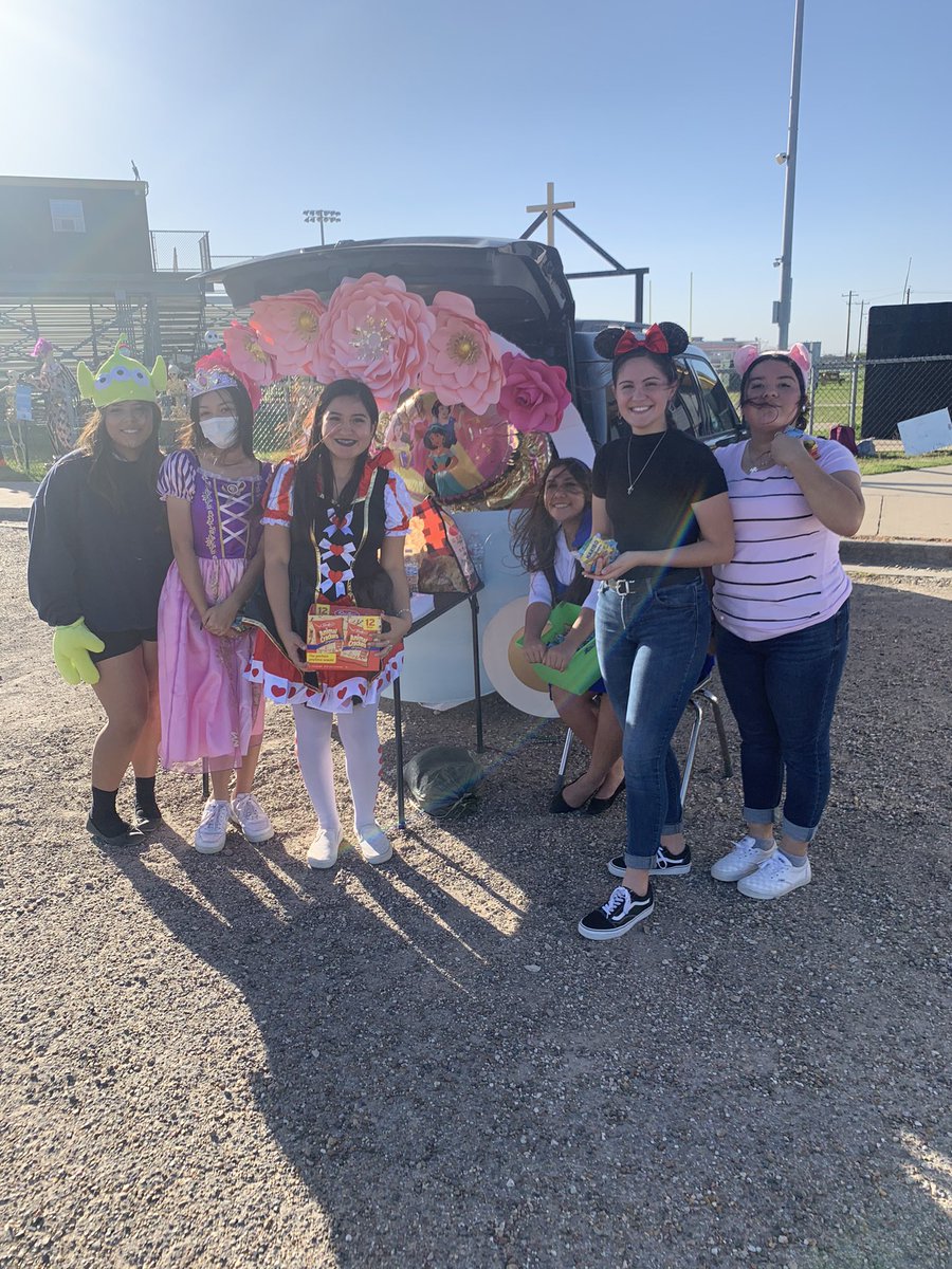 Centurion_Pride's tweet photo. Successful 2021 Trunk or Treat organized by NHS & StuCo. #CenturionPride https://t.co/NXFAQr2p75