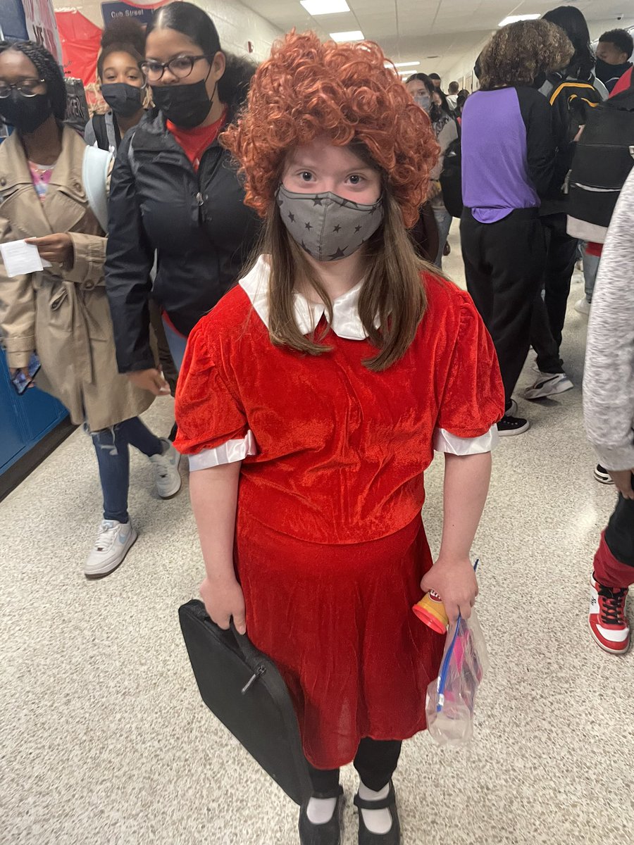 2024Hs's tweet photo. Drumroll please 🥁🥁… Sophomores character day at Potomac High https://t.co/khSYJ13kee