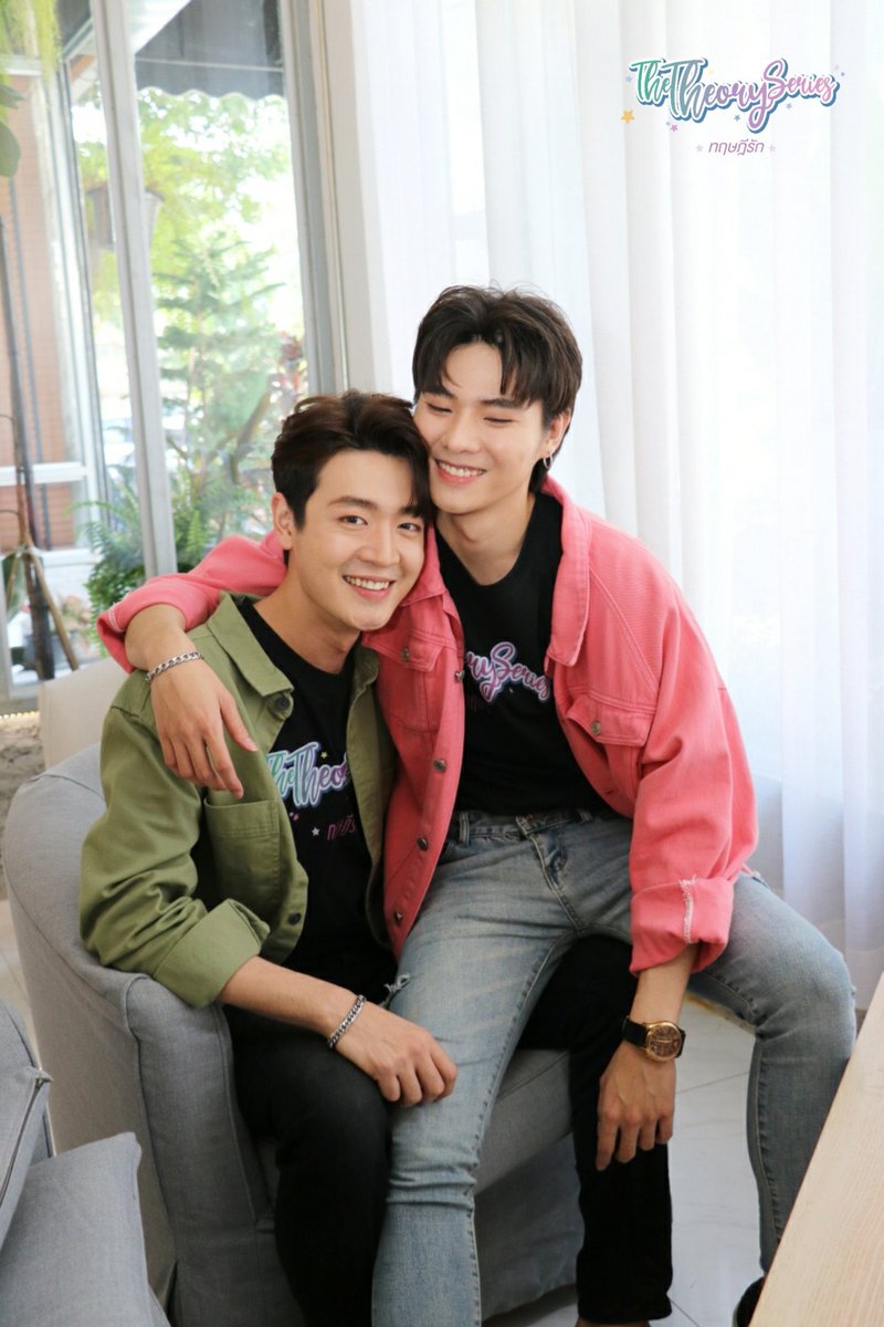 NotiBLOficial's tweet photo. 🚨PRÓXIMAMENTE🚨
Nuevas imágenes promocionales con las tres couples para #TheTheorySeries.
📌 #DomeBenz
📌 #TopTan
📌 #KenOhm
#BL #ทฤษฎีรัก https://t.co/7RZji3Xjo3