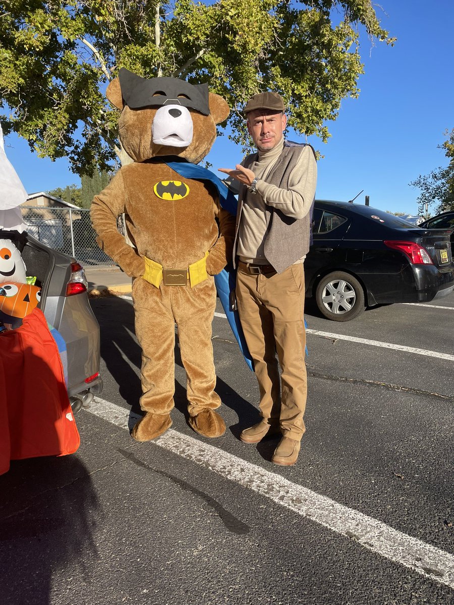 MaryAnn_Binford's tweet photo. We had such a fun time at our annual Trunk or Treat. Our amazing staff came out in full effect for our kids and we are so grateful for the support we got from our community. There is nothing like being a Bear! #BetterTogether @Zone2Assoc8 @ABQschools @SuptABQschools https://t.co/T9WHymOoBy