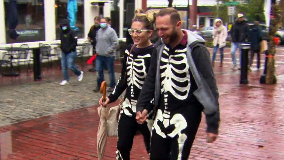 Despite Nor'Easter, Tourists Flock To Salem To Celebrate Halloween <a href="/ItsRachelHolt/">Rachel Holt</a> reports. boston.cbslocal.com/2021/10/27/sal…