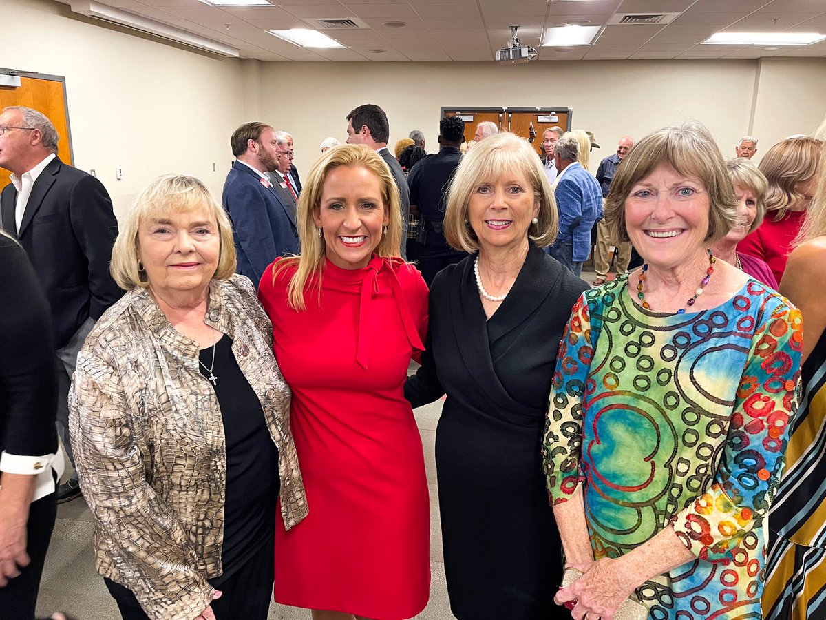LeslieRutledge's tweet photo. Wonderful evening with Union Co. GOP at their Reagan-Rockefeller Dinner last night! Love seeing support from all parts of our great state! #MakeArkansasFirst https://t.co/Wrw6TNsV3l