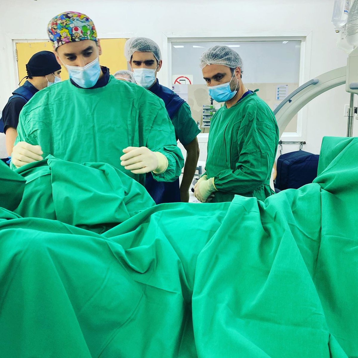 sulusanjose's tweet photo. Hoy con mucha alegría recibimos la visita de nuestros amigos del Hospital Parroquial @natxo73 @cmordin75 realizamos #PCNL en supino como técnica 0-90 y pudimos compartir muchas experiencias. Agradecemos su vista en esta 3era Jornada https://t.co/3Ji6XjMw9X