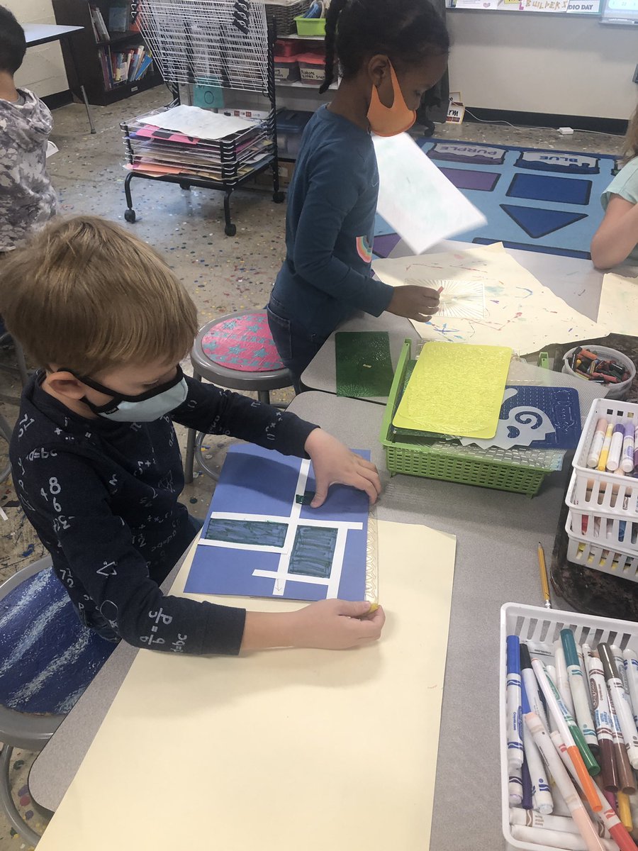 AmyMoreland7's tweet photo. 1st grade artists getting their ideas from the world around them. Exploring art making through painting, drawing and collage table centers. So much creativity! #thinkinglikeanartist #TABclassroom #exploringartmaking @LincolnK8School @lincolnk8sonju @Lincolnk8gr1 https://t.co/7b4B68DwWY