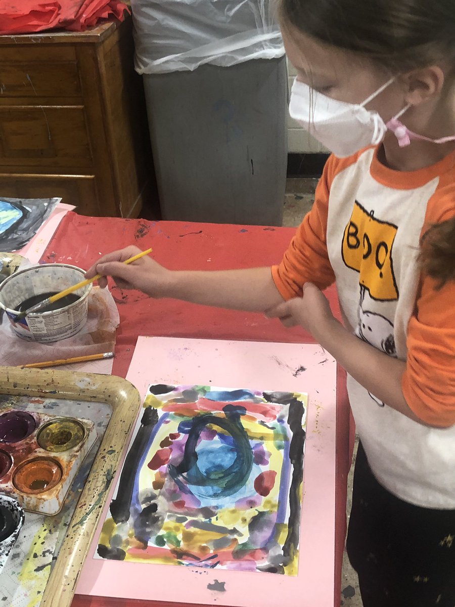 AmyMoreland7's tweet photo. 1st grade artists getting their ideas from the world around them. Exploring art making through painting, drawing and collage table centers. So much creativity! #thinkinglikeanartist #TABclassroom #exploringartmaking @LincolnK8School @lincolnk8sonju @Lincolnk8gr1 https://t.co/7b4B68DwWY