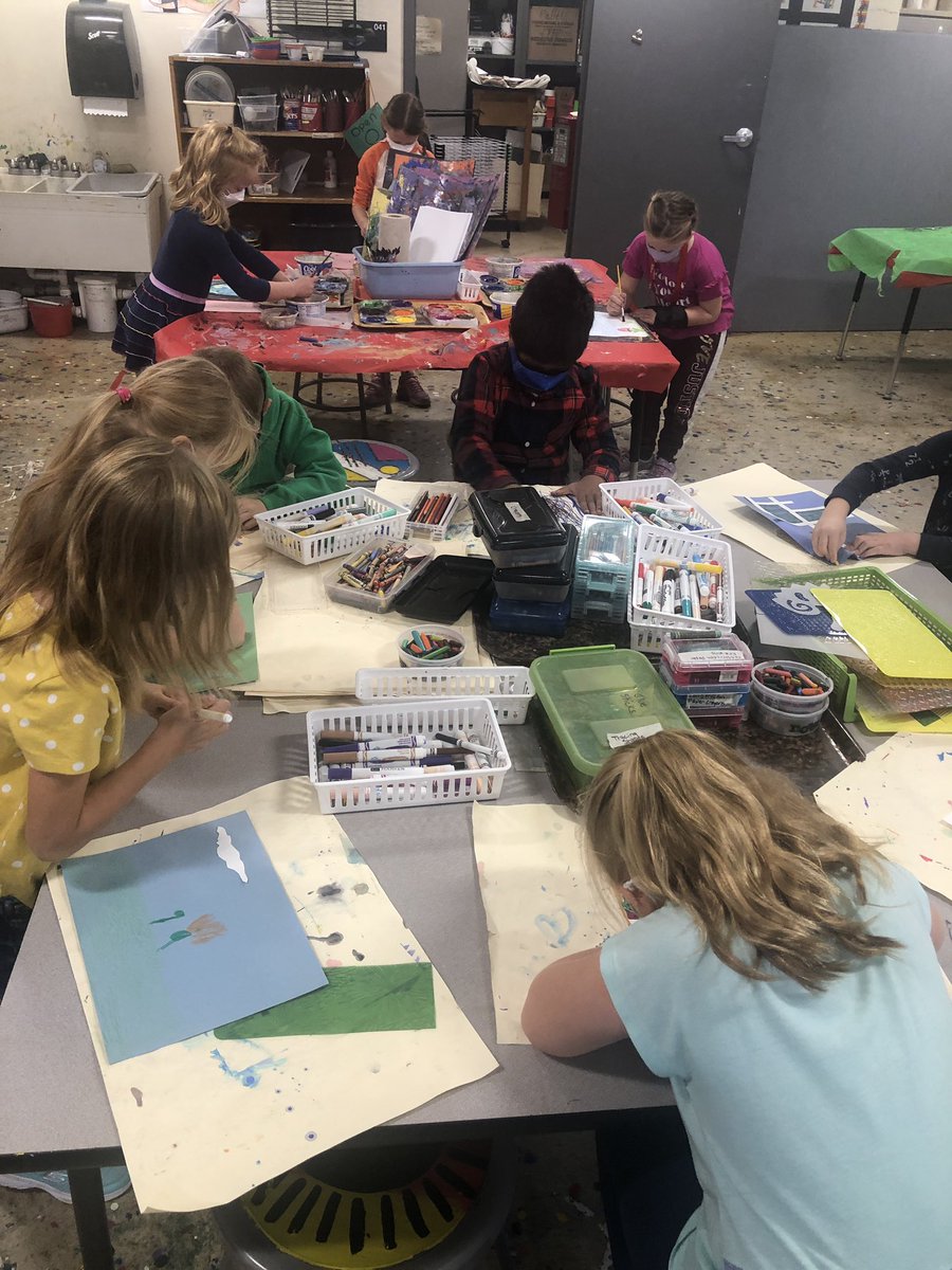 AmyMoreland7's tweet photo. 1st grade artists getting their ideas from the world around them. Exploring art making through painting, drawing and collage table centers. So much creativity! #thinkinglikeanartist #TABclassroom #exploringartmaking @LincolnK8School @lincolnk8sonju @Lincolnk8gr1 https://t.co/7b4B68DwWY