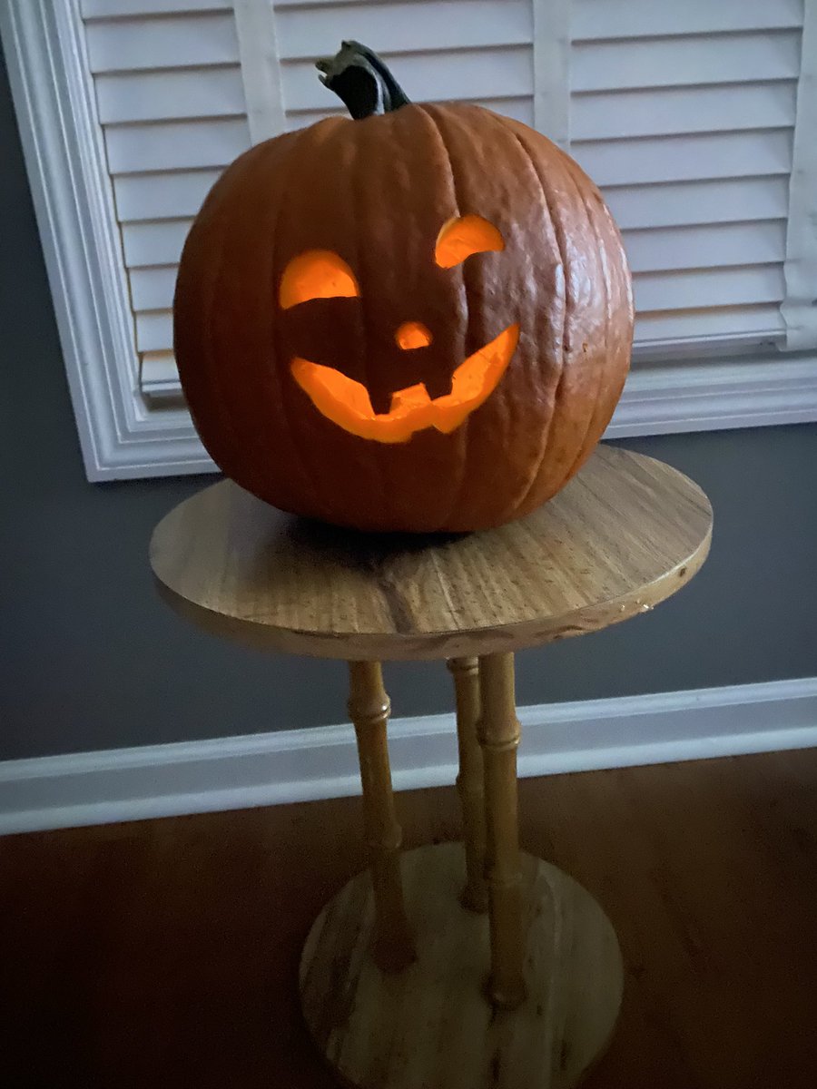 biznessasusual2's tweet image. My daughter’s pumpkins 🎃 how did she do!? #SocialWorkTwitter #SWSpiritWeek 🧡