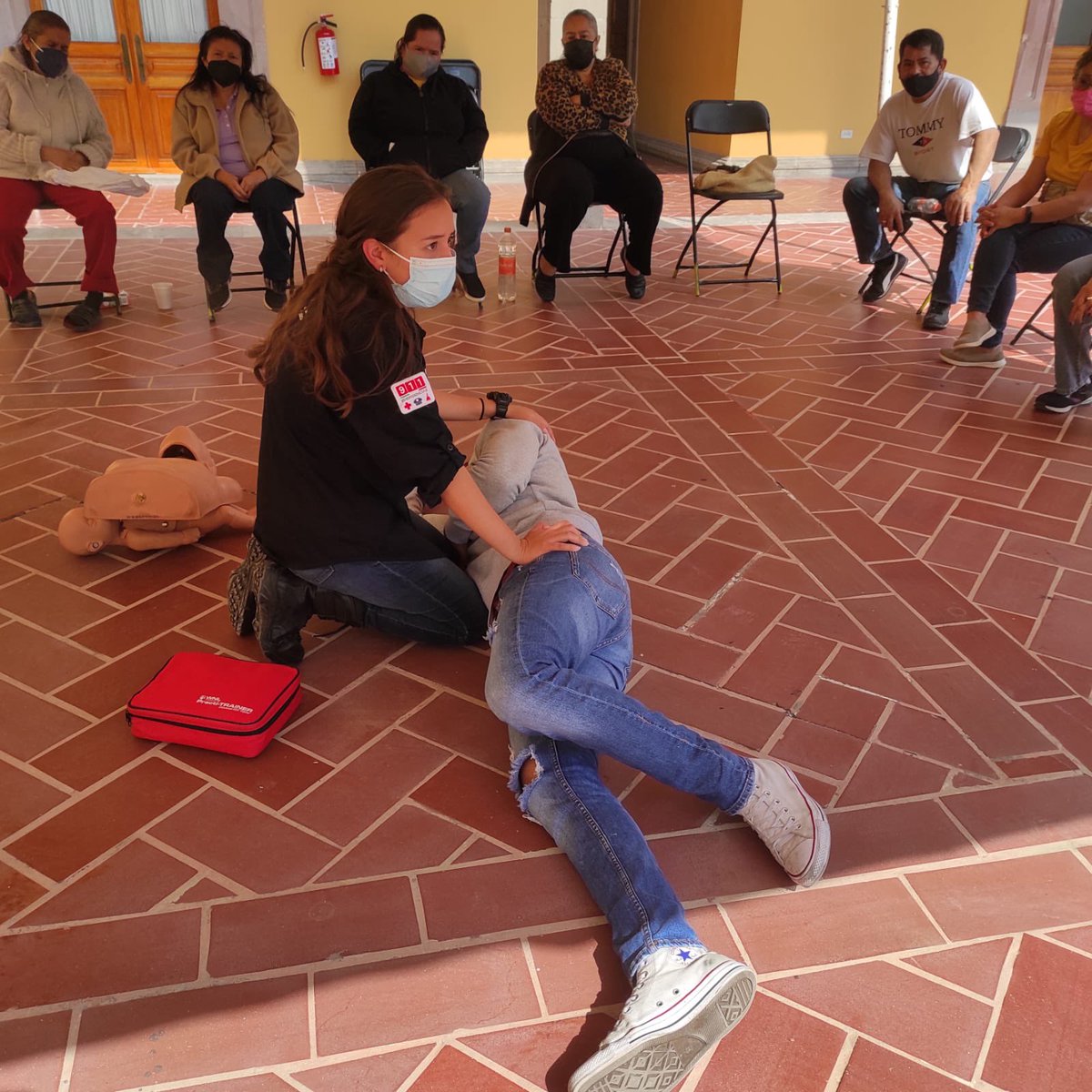 pcmqro's tweet photo. Continuamos impartiendo #CursoIntegral en materia de Protección Civil a comerciantes de la Delegación Centro Histórico Querétaro. ⛑🧯🙌🏻
Más información 📲➡️ https://t.co/Kp9d1XXRlC https://t.co/mSfJmTGaEc