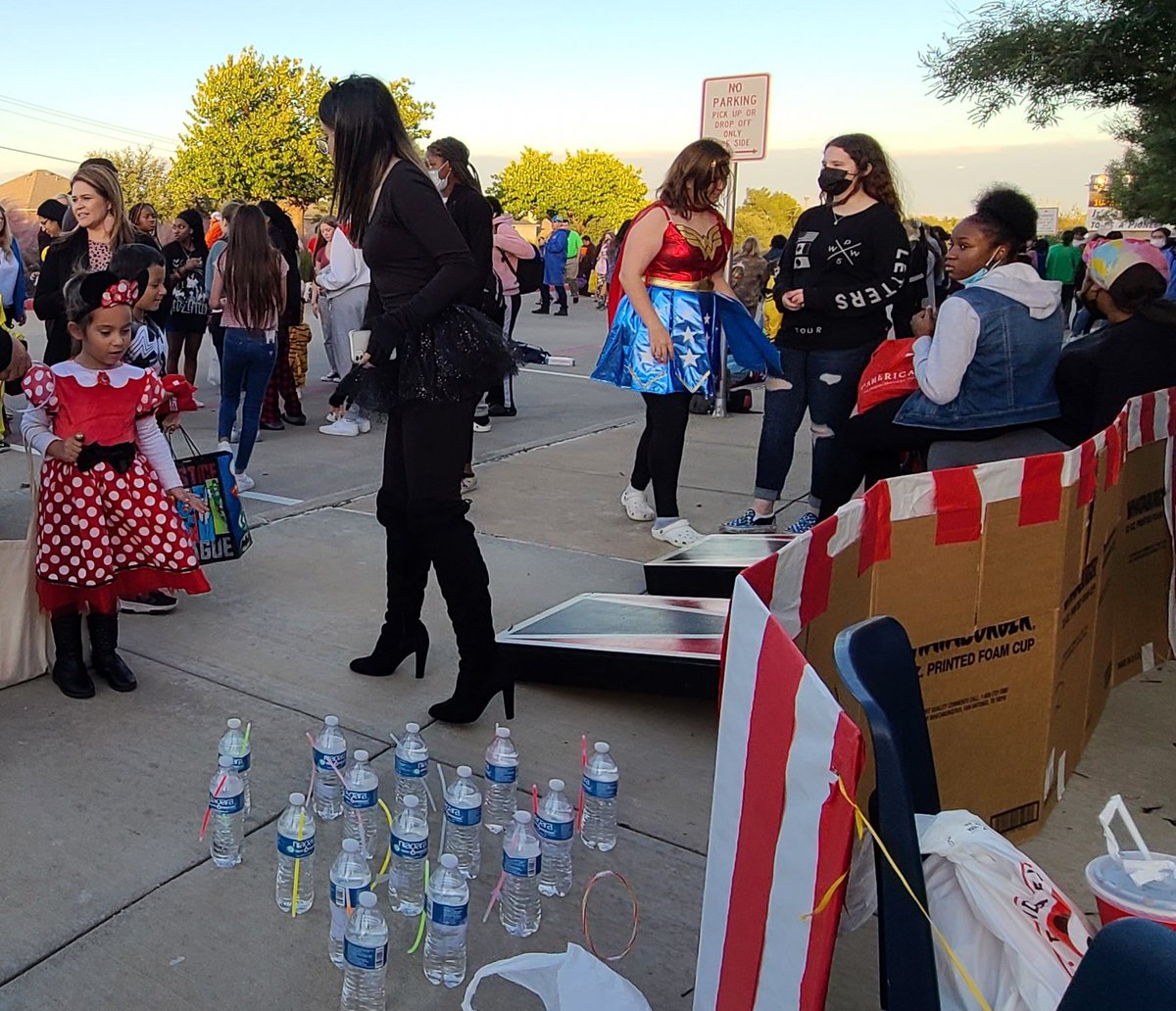 BoswellFccla's tweet photo. Love how our members are so ready to volunteer. Having fun at Boo at Bos tonight. #teamwork #service #Friendship #leadership #bostrong @boswellhs https://t.co/gIl2nVF5KY