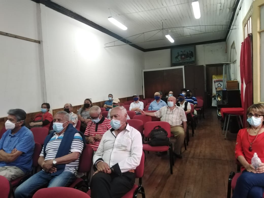 Ahora en reunión con l@s compañer@s <a href="/PSChile/">Partido Socialista de Chile</a> de la provincia de #LosAndes
Concordando acciones y temas de campaña a nivel local: la crisis hídrica, nueva region, un nuevo sistema de pensiones, la refundación de Carabineros, entre otros temas abordados
#PuebloSocialista
#TengoFe