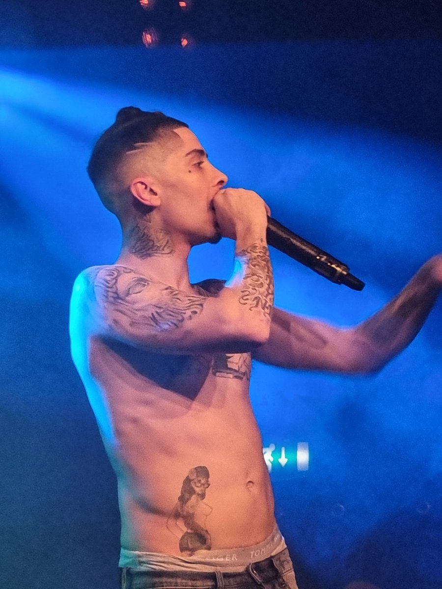 emmaconstantx's tweet photo. Home and crippled from pain after the most amazing gig seeing @TheDappy live! Best birthday present from my love. Even better when he sings beautiful me, our song🥰 unreal man😍❤ https://t.co/xyvzy9fGrR