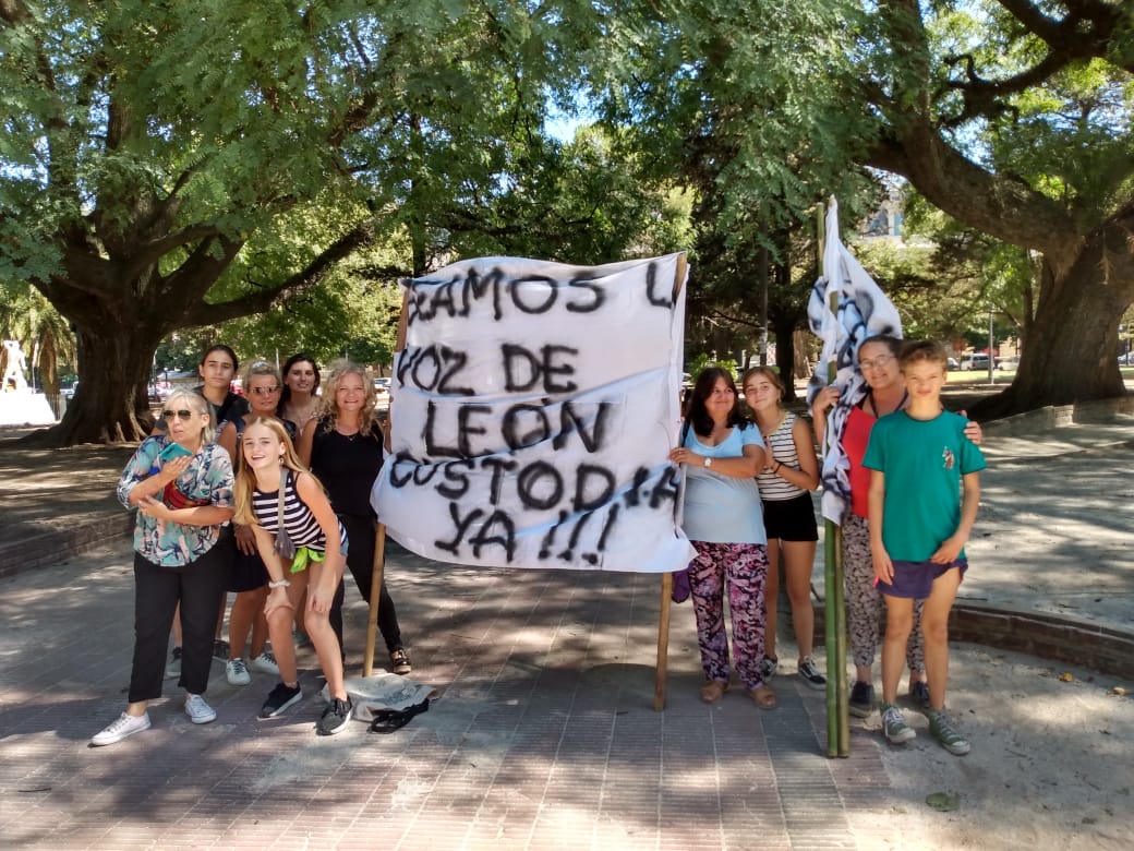 LAS VICTIMAS CON MIEDO Y EL VICTIMARIO CAMINA LIBRE POR LAS CALLES

María Constanza denuncia que la Justicia no escucha a sus hijos y los revinculó con su su padre, quien ejerce violencia psicológica, física y sexual contra ellos.

radiounicalaplata.com/noticias/las-v…