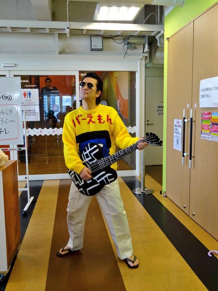 knithacker's tweet photo. He Knit The Famous Guitar Of Japanese Guitar Legend Tomoyasu Hotei: 👉 https://t.co/Ohz2y4J7Vi #knitting #art #fiberart 🎸 https://t.co/s5fNU2iSOE