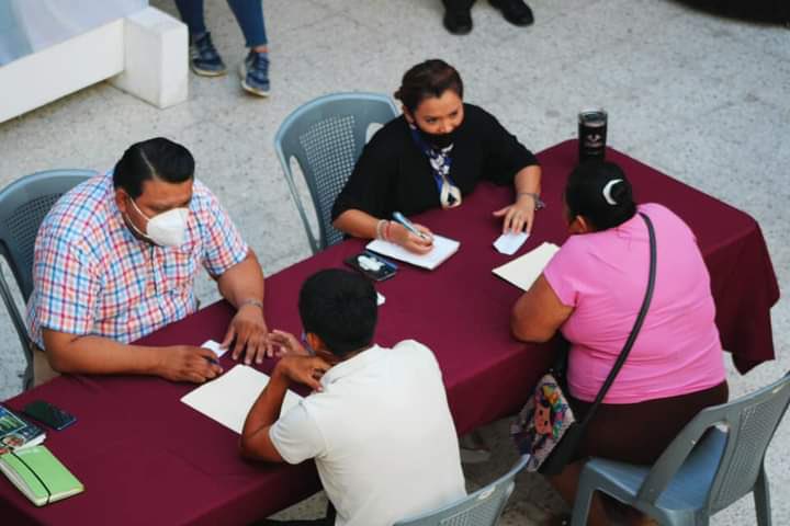 GobTeapa's tweet photo. GOBIERNO MUNICIPAL “JUNTOS POR TEAPA” INFORMA

“Encabeza Lic. Alma Rosa Espadas Hernández, Tercera Audiencia Pública”

*La alcaldesa escuchó atentamente las necesidades de las y los teapanecos https://t.co/fNeFZ9F8DG