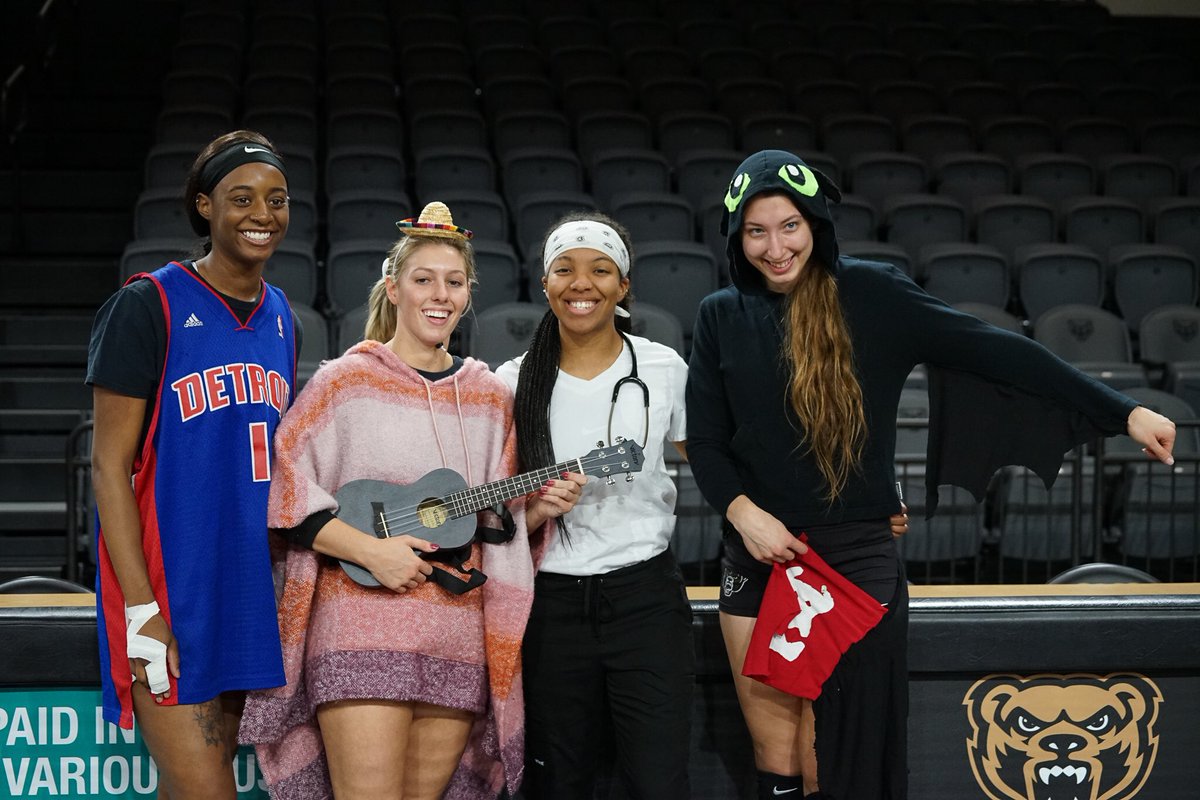 OaklandWVB's tweet photo. We understood the assignment.😂

@NCAAVolleyball | #OUVB https://t.co/0VAkkWbAun