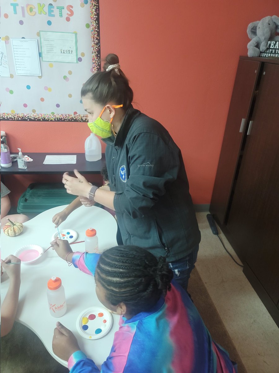 FenixPgrmOPS's tweet photo. Ms. Hanson and our elementary students at CLC are getting into the Halloween spirit while learning the basics of color blending. 🌈 https://t.co/GvvicMKair