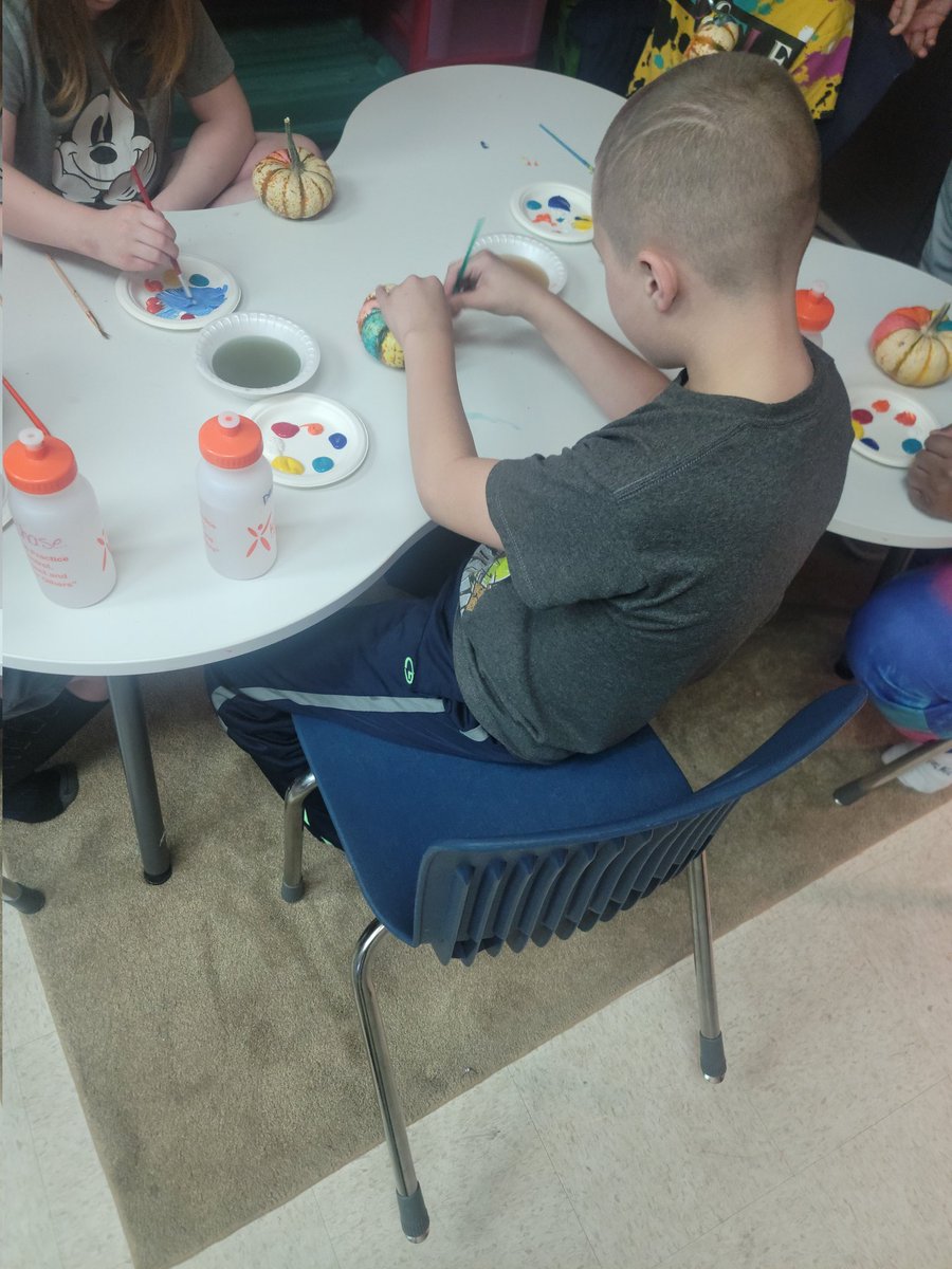 FenixPgrmOPS's tweet photo. Ms. Hanson and our elementary students at CLC are getting into the Halloween spirit while learning the basics of color blending. 🌈 https://t.co/GvvicMKair