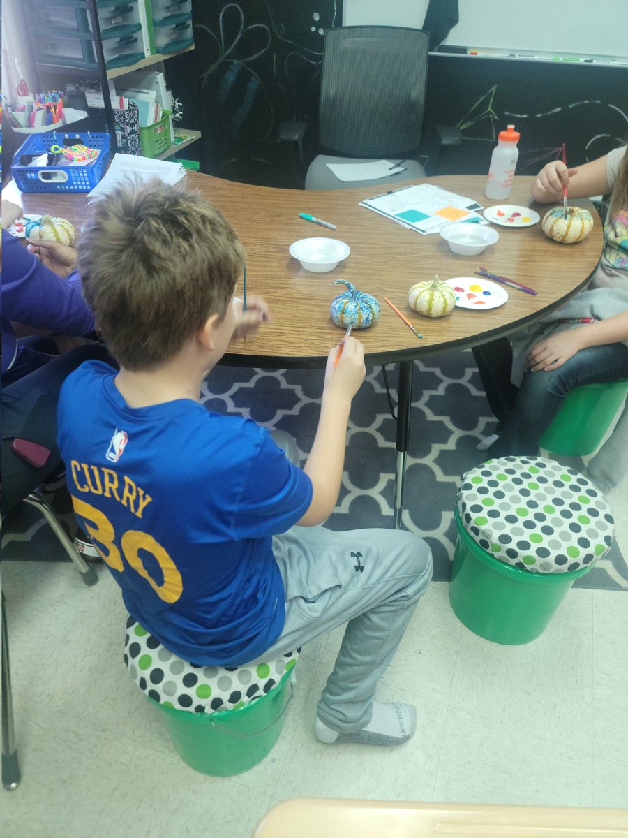 FenixPgrmOPS's tweet photo. Ms. Hanson and our elementary students at CLC are getting into the Halloween spirit while learning the basics of color blending. 🌈 https://t.co/GvvicMKair