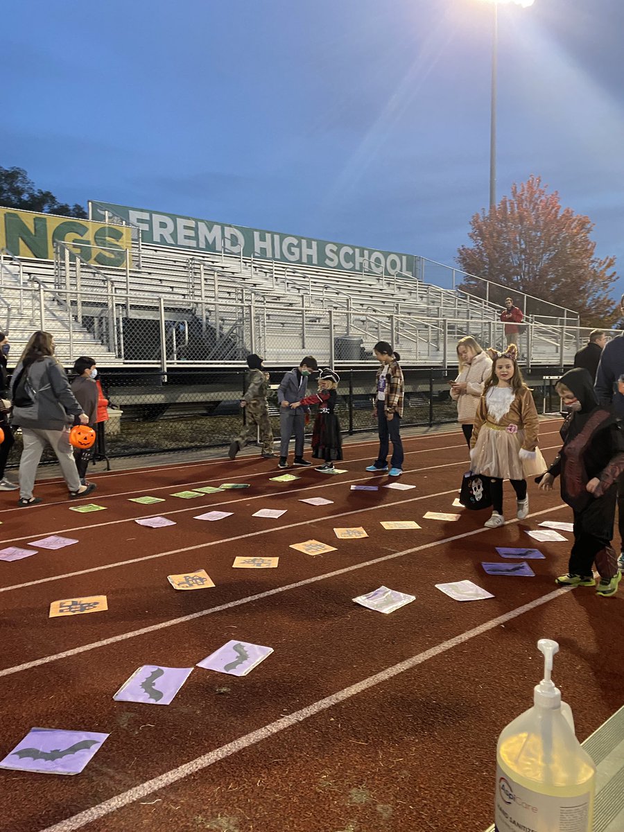 FremdFCS's tweet photo. @FremdVikings Fremd Fashion Club set up a spooky fashion runway for the littles #fhsspirit #mightybravebold #fremdfashion https://t.co/ioOuXA8K9d