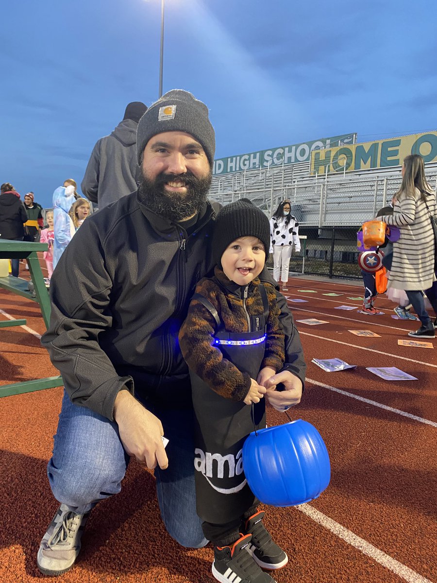 FremdFCS's tweet photo. @FremdVikings Fremd Fashion Club set up a spooky fashion runway for the littles #fhsspirit #mightybravebold #fremdfashion https://t.co/ioOuXA8K9d