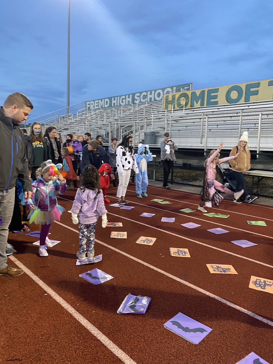 FremdFCS's tweet photo. @FremdVikings Fremd Fashion Club set up a spooky fashion runway for the littles #fhsspirit #mightybravebold #fremdfashion https://t.co/ioOuXA8K9d