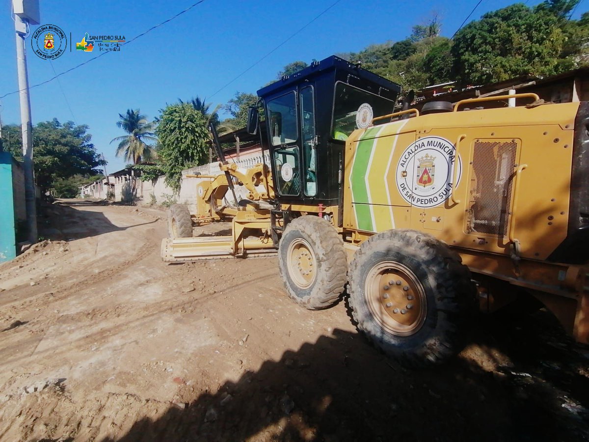 MuniSPS0501's tweet photo. Nuestros equipos municipales ejecutan permanentemente el programa de mantenimiento de vías no pavimentadas en barrios y colonias de todos los distritos de #SanPedroSula.

Hoy #Miércoles #27Octubre trabajan en aldea El Carmen, mejorando así la movilidad de los vecinos.

#SPSAvanza https://t.co/XZEgN2OHXQ
