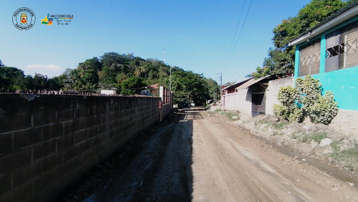 MuniSPS0501's tweet photo. Nuestros equipos municipales ejecutan permanentemente el programa de mantenimiento de vías no pavimentadas en barrios y colonias de todos los distritos de #SanPedroSula.

Hoy #Miércoles #27Octubre trabajan en aldea El Carmen, mejorando así la movilidad de los vecinos.

#SPSAvanza https://t.co/XZEgN2OHXQ