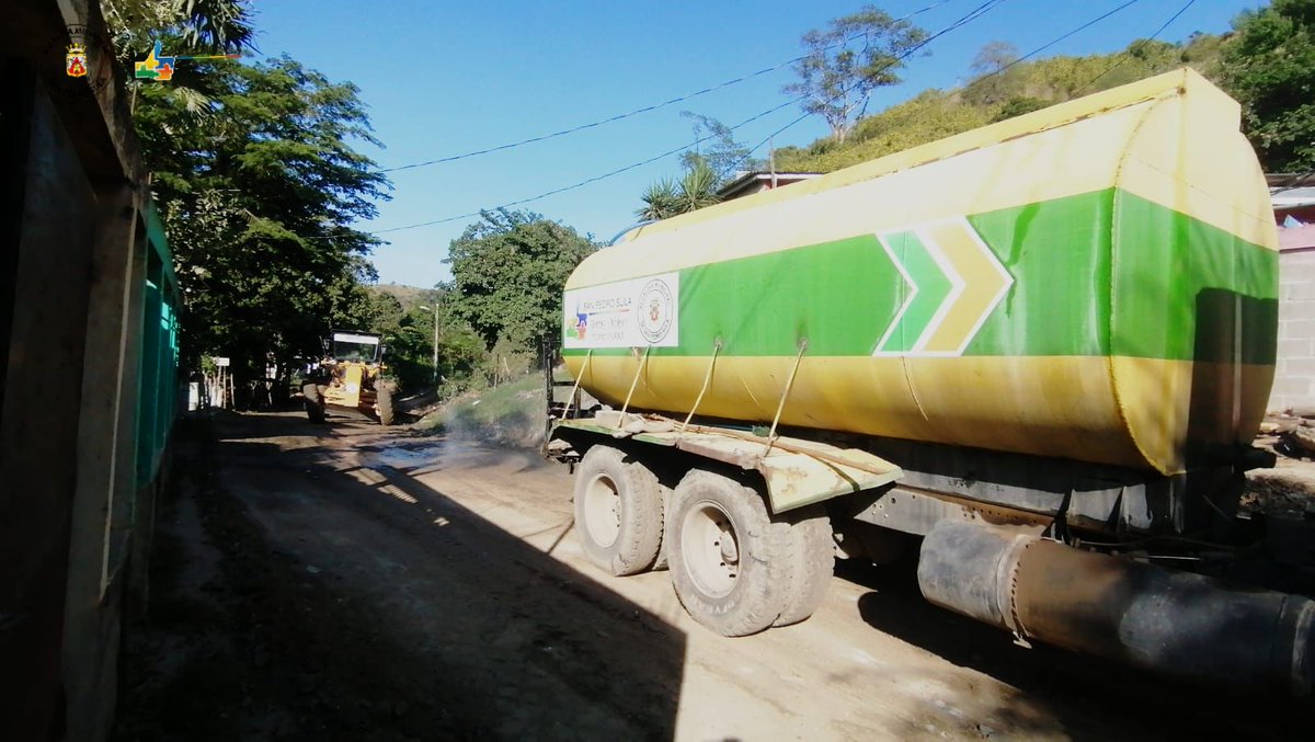 MuniSPS0501's tweet photo. Nuestros equipos municipales ejecutan permanentemente el programa de mantenimiento de vías no pavimentadas en barrios y colonias de todos los distritos de #SanPedroSula.

Hoy #Miércoles #27Octubre trabajan en aldea El Carmen, mejorando así la movilidad de los vecinos.

#SPSAvanza https://t.co/XZEgN2OHXQ